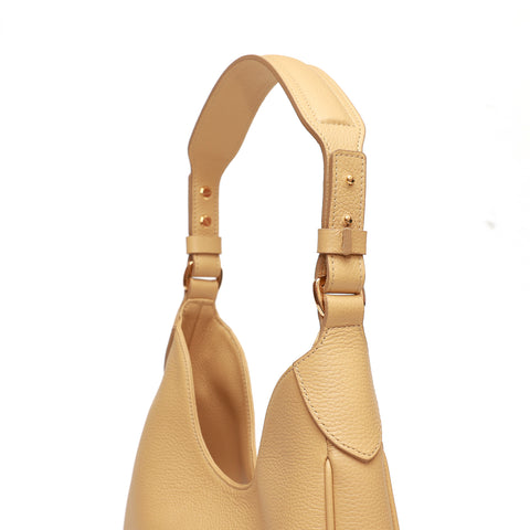 Mini Cloe borsa da spalla in morbida pelle martellata burro,design a sacca con accessori metallici color oro, firmata Pianigiani Bags.