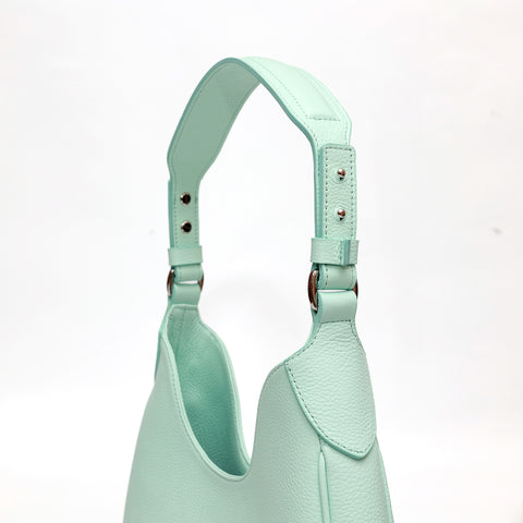 Mini Cloe borsa da spalla in morbida pelle martellata acquamarina,design a sacca con accessori metallici color argento, firmata Pianigiani Bags.