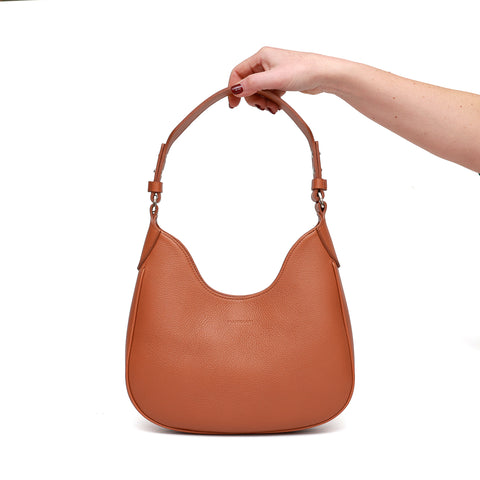 Mini Cloe borsa da spalla in morbida pelle martellata caramello,design a sacca con accessori metallici color argento, firmata Pianigiani Bags.