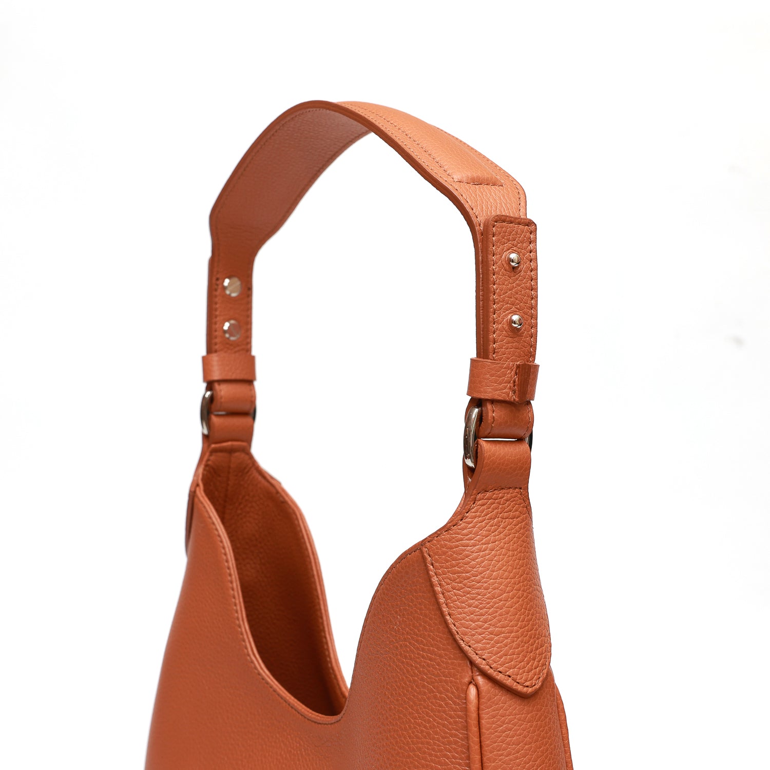 Mini Cloe borsa da spalla in morbida pelle martellata caramello,design a sacca con accessori metallici color argento, firmata Pianigiani Bags.