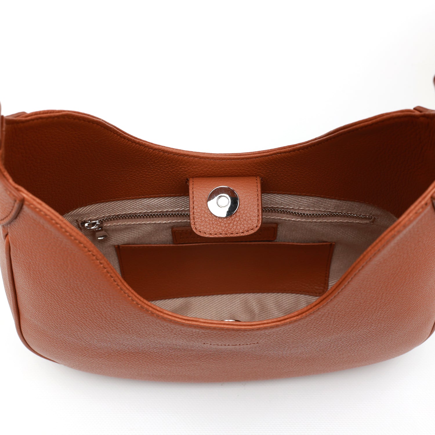 Mini Cloe borsa da spalla in morbida pelle martellata caramello,design a sacca con accessori metallici color argento, firmata Pianigiani Bags.