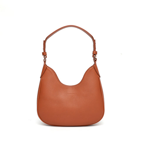 Mini Cloe borsa da spalla in morbida pelle martellata caramello,design a sacca con accessori metallici color argento, firmata Pianigiani Bags.