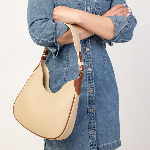 Mini Cloe borsa da spalla in morbida pelle martellata beige, design a sacca con accessori metallici color oro, firmata Pianigiani Bags.
