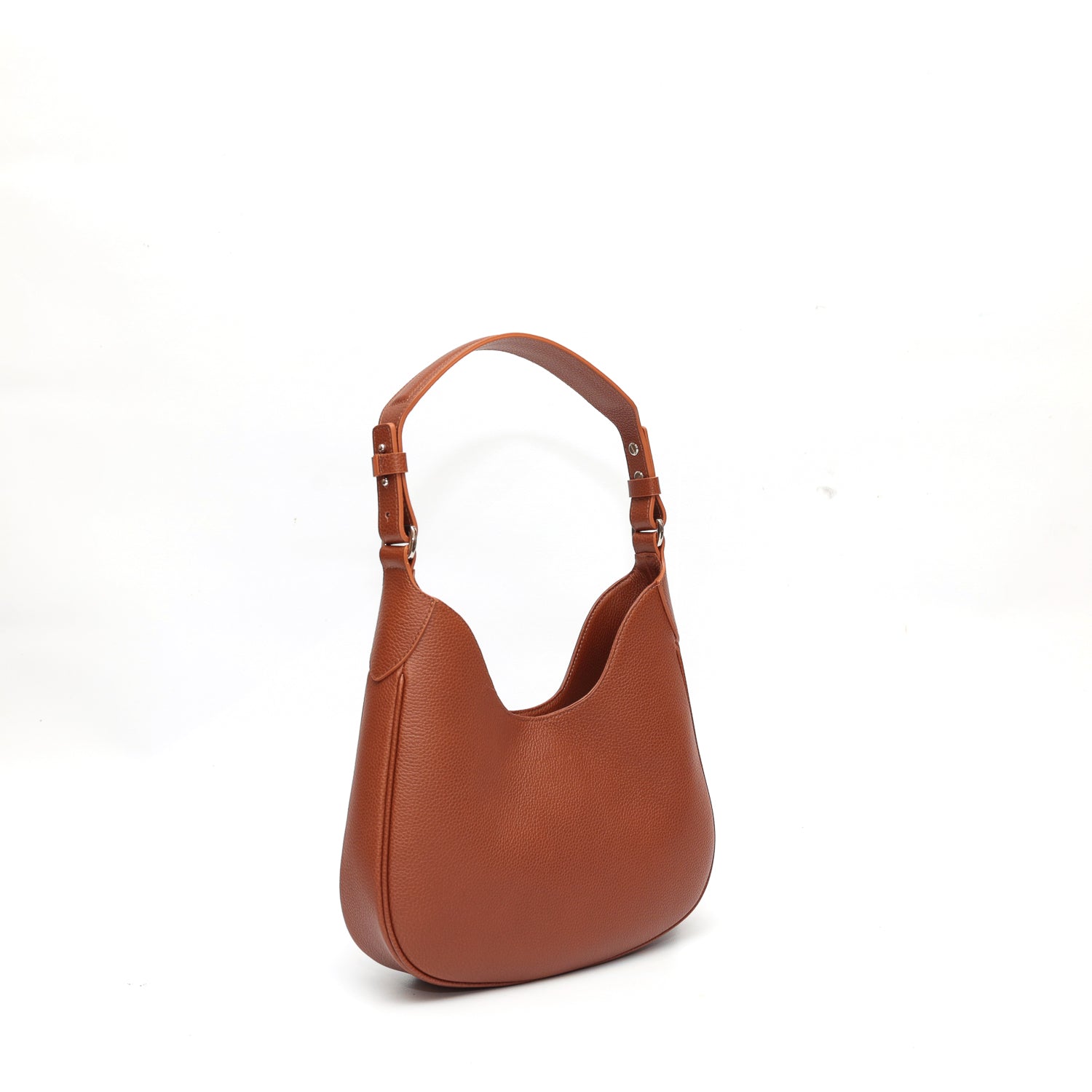 Mini Cloe borsa da spalla in morbida pelle martellata marrone, design a sacca con accessori metallici color argento, firmata Pianigiani Bags.