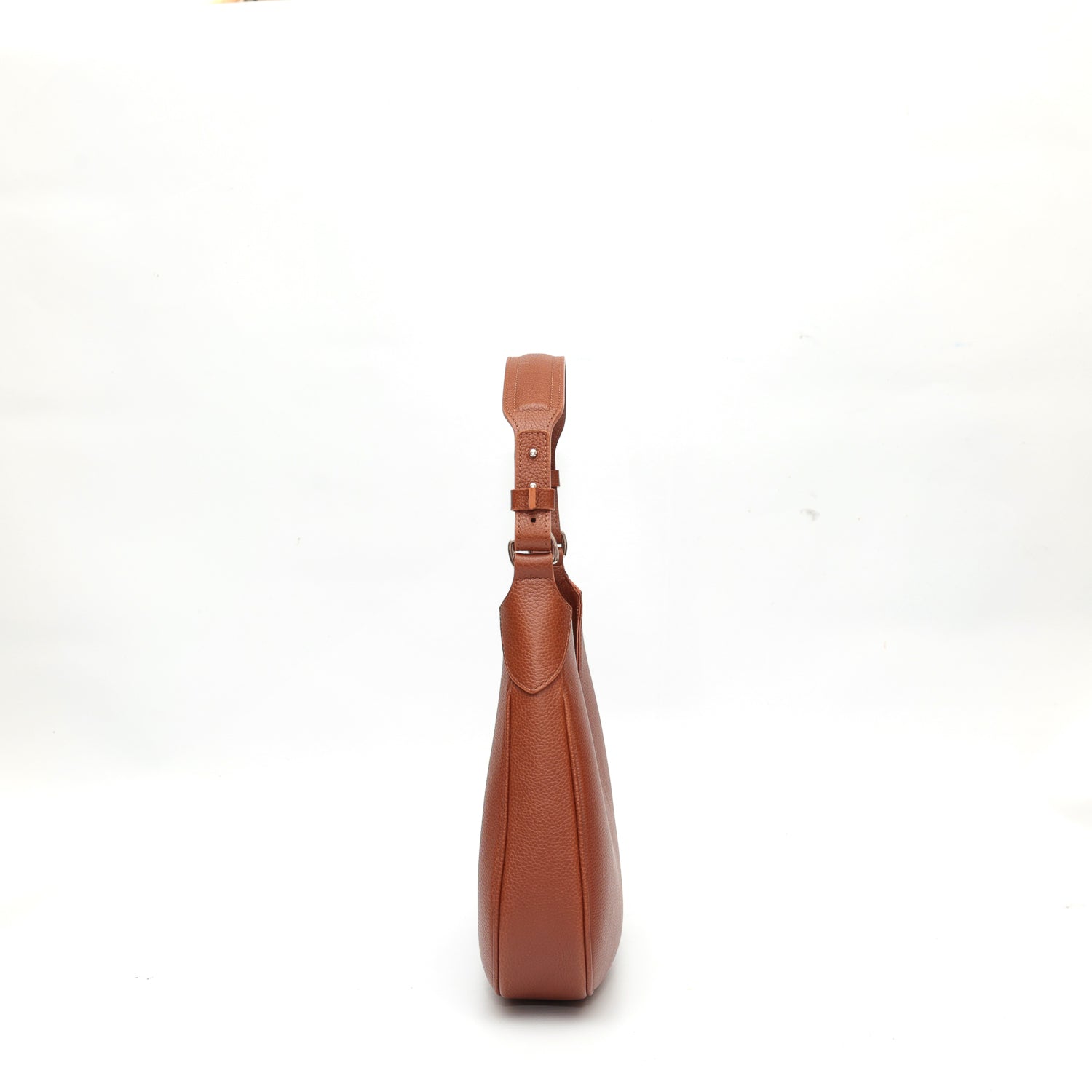 Mini Cloe borsa da spalla in morbida pelle martellata marrone, design a sacca con accessori metallici color argento, firmata Pianigiani Bags.