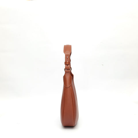 Mini Cloe borsa da spalla in morbida pelle martellata marrone, design a sacca con accessori metallici color argento, firmata Pianigiani Bags.