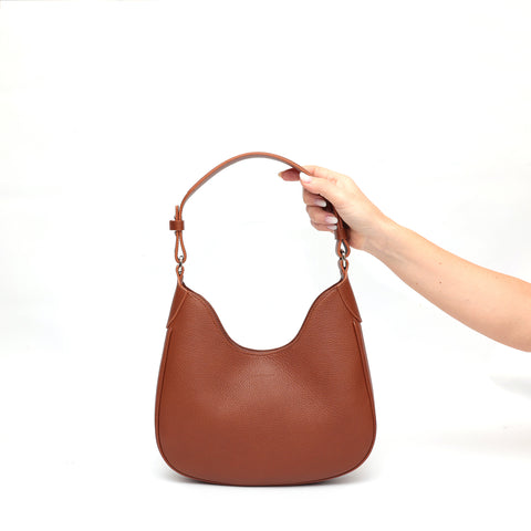 Mini Cloe borsa da spalla in morbida pelle martellata marrone, design a sacca con accessori metallici color argento, firmata Pianigiani Bags.