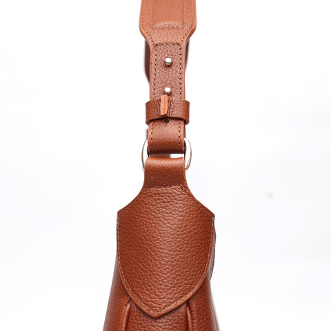 Mini Cloe borsa da spalla in morbida pelle martellata marrone, design a sacca con accessori metallici color argento, firmata Pianigiani Bags.