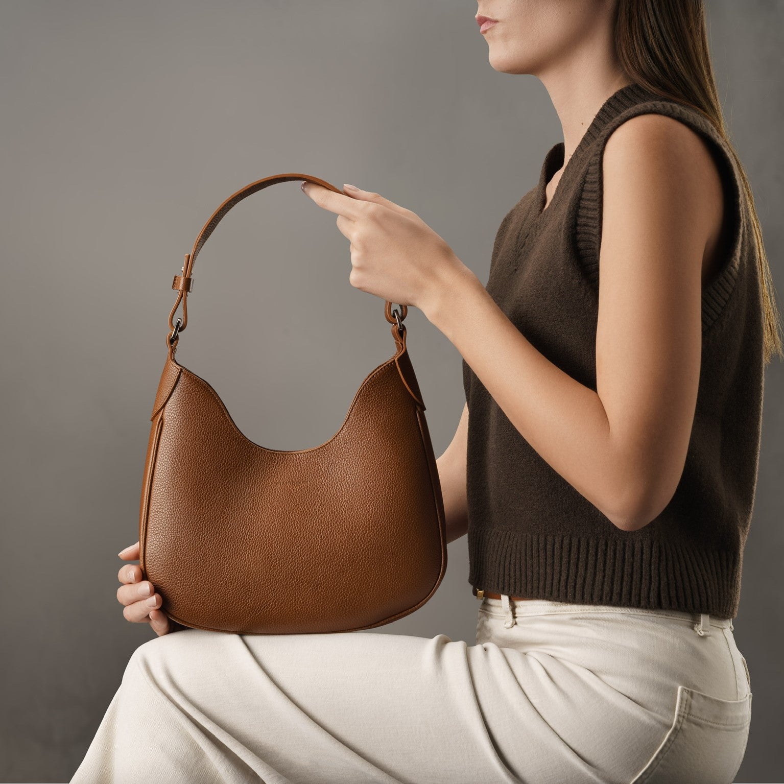 Mini Cloe borsa da spalla in morbida pelle martellata marrone, design a sacca con accessori metallici color argento, firmata Pianigiani Bags.