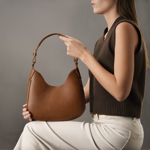 Mini Cloe borsa da spalla in morbida pelle martellata marrone, design a sacca con accessori metallici color argento, firmata Pianigiani Bags.