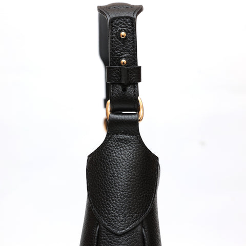 Mini Cloe borsa da spalla in morbida pelle martellata nera, design a sacca con accessori metallici color oro, firmata Pianigiani Bags.