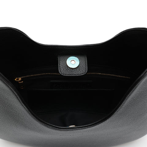 Mini Cloe borsa da spalla in morbida pelle martellata nera, design a sacca con accessori metallici color oro, firmata Pianigiani Bags.