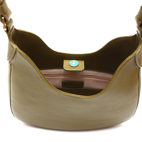 Mini Cloe borsa da spalla in morbida pelle martellata verde oliva, design a sacca con accessori metallici color oro, firmata Pianigiani Bags.