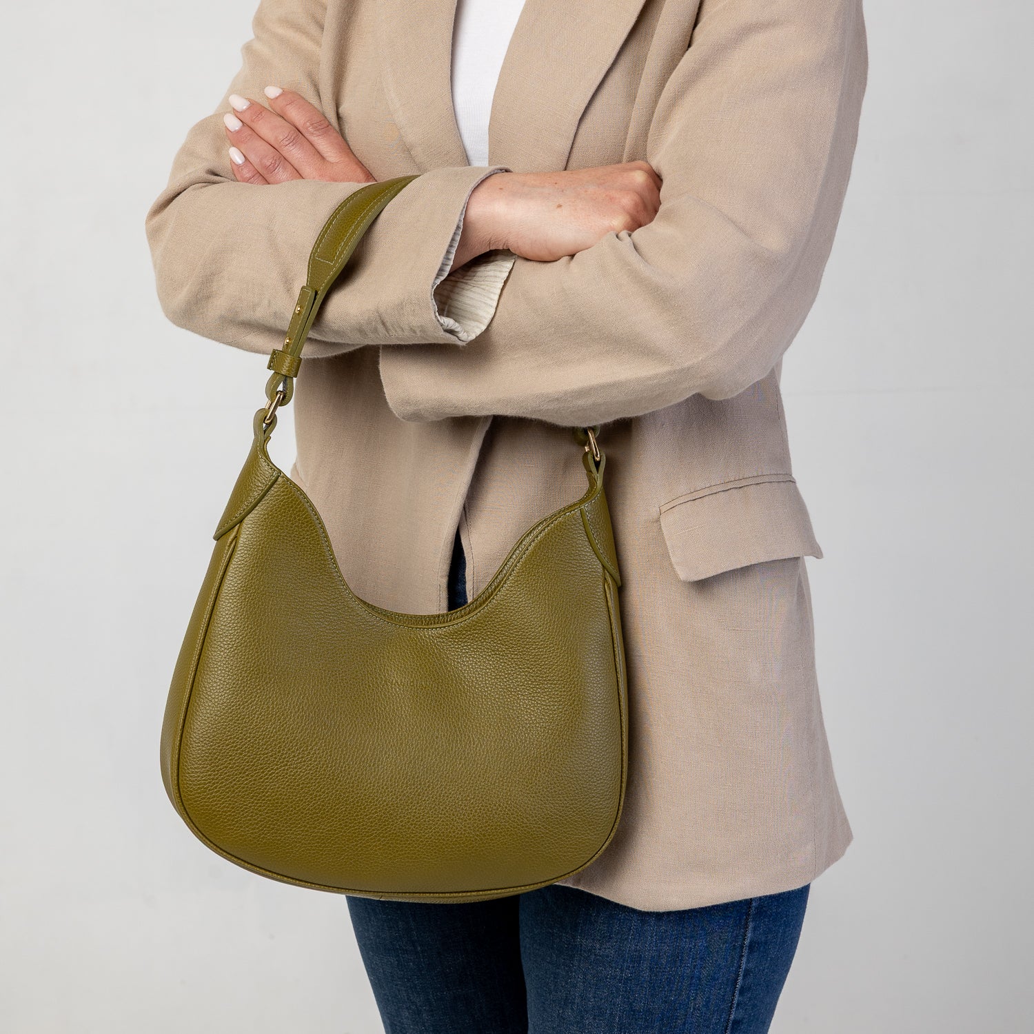 Mini Cloe borsa da spalla in morbida pelle martellata verde oliva, design a sacca con accessori metallici color oro, firmata Pianigiani Bags.