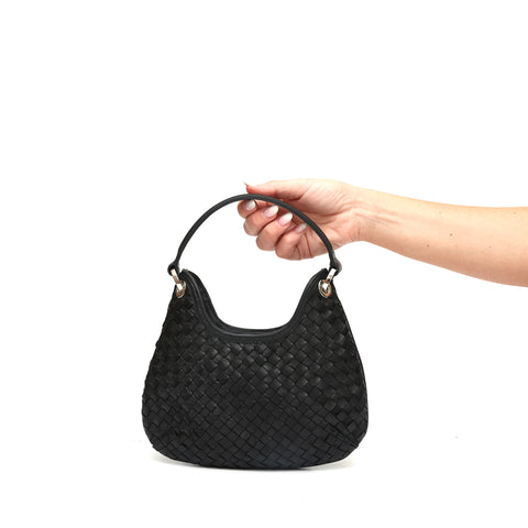 Mini Lou, borsa compatta da donna a tracolla, realizzata in pelle intrecciata color nera, con lavorazione artigianale firmata Pianigiani Bags.