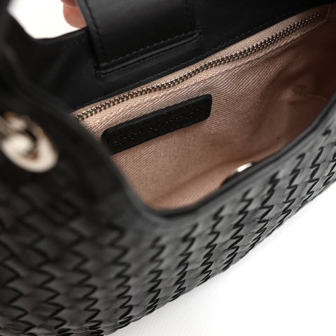 Mini Lou, borsa compatta da donna a tracolla, realizzata in pelle intrecciata color nera, con lavorazione artigianale firmata Pianigiani Bags.
