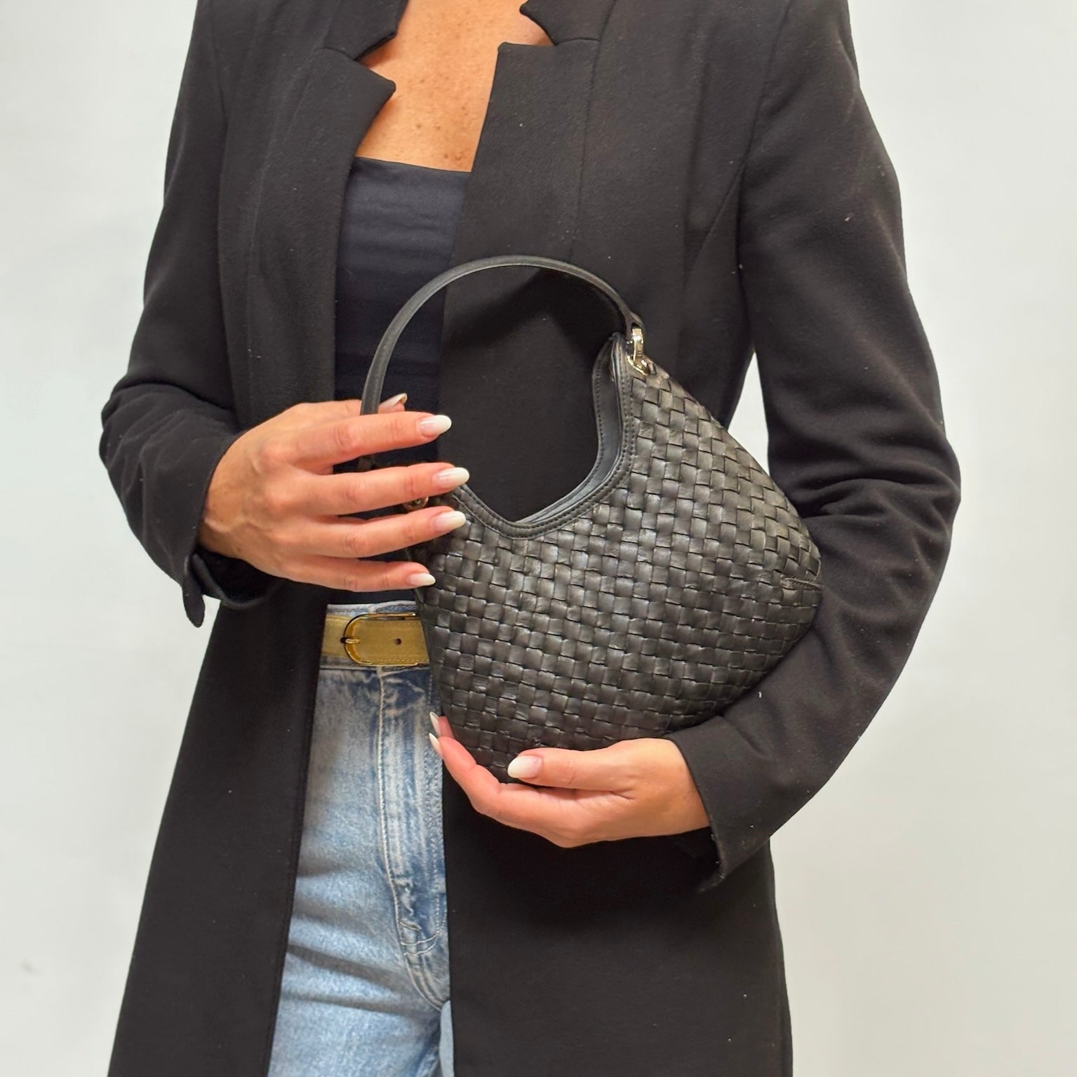 Mini Lou, borsa compatta da donna a tracolla, realizzata in pelle intrecciata color nera, con lavorazione artigianale firmata Pianigiani Bags.