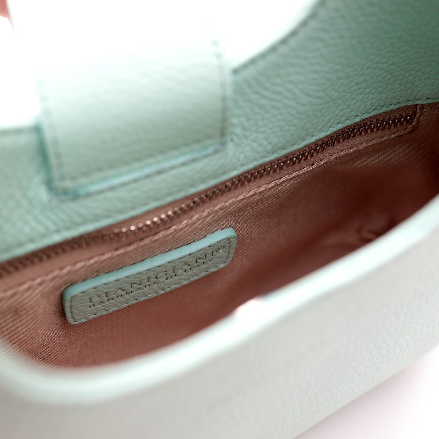 Mini Lou, borsa compatta da donna a tracolla, realizzata in pelle martellata acquamarina, con lavorazione artigianale firmata Pianigiani Bags