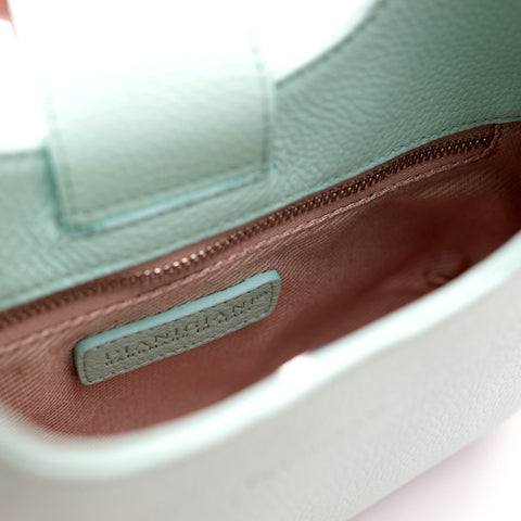Mini Lou, borsa compatta da donna a tracolla, realizzata in pelle martellata acquamarina, con lavorazione artigianale firmata Pianigiani Bags