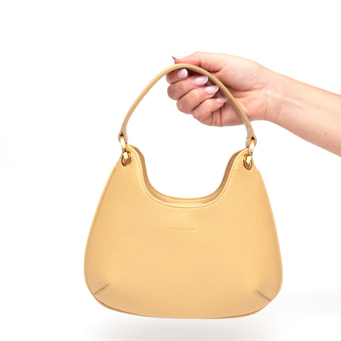 Mini Lou, borsa compatta da donna a tracolla, realizzata in pelle martellata burro, con lavorazione artigianale firmata Pianigiani Bags