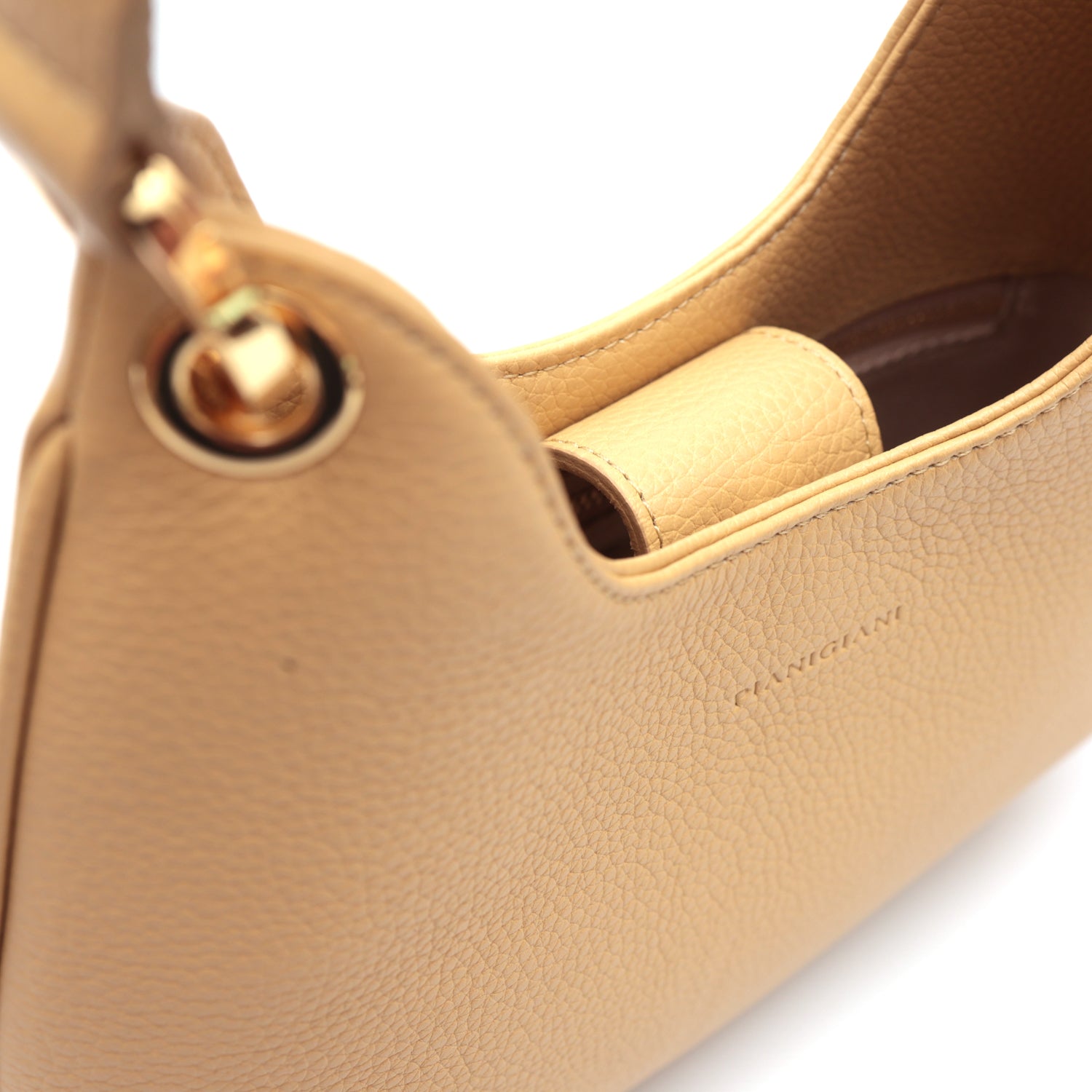 Mini Lou, borsa compatta da donna a tracolla, realizzata in pelle martellata burro, con lavorazione artigianale firmata Pianigiani Bags