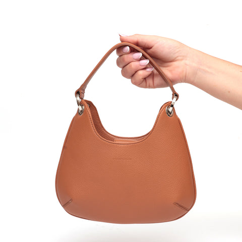 Mini Lou, borsa compatta da donna a tracolla, realizzata in pelle martellata caramello, con lavorazione artigianale firmata Pianigiani Bags