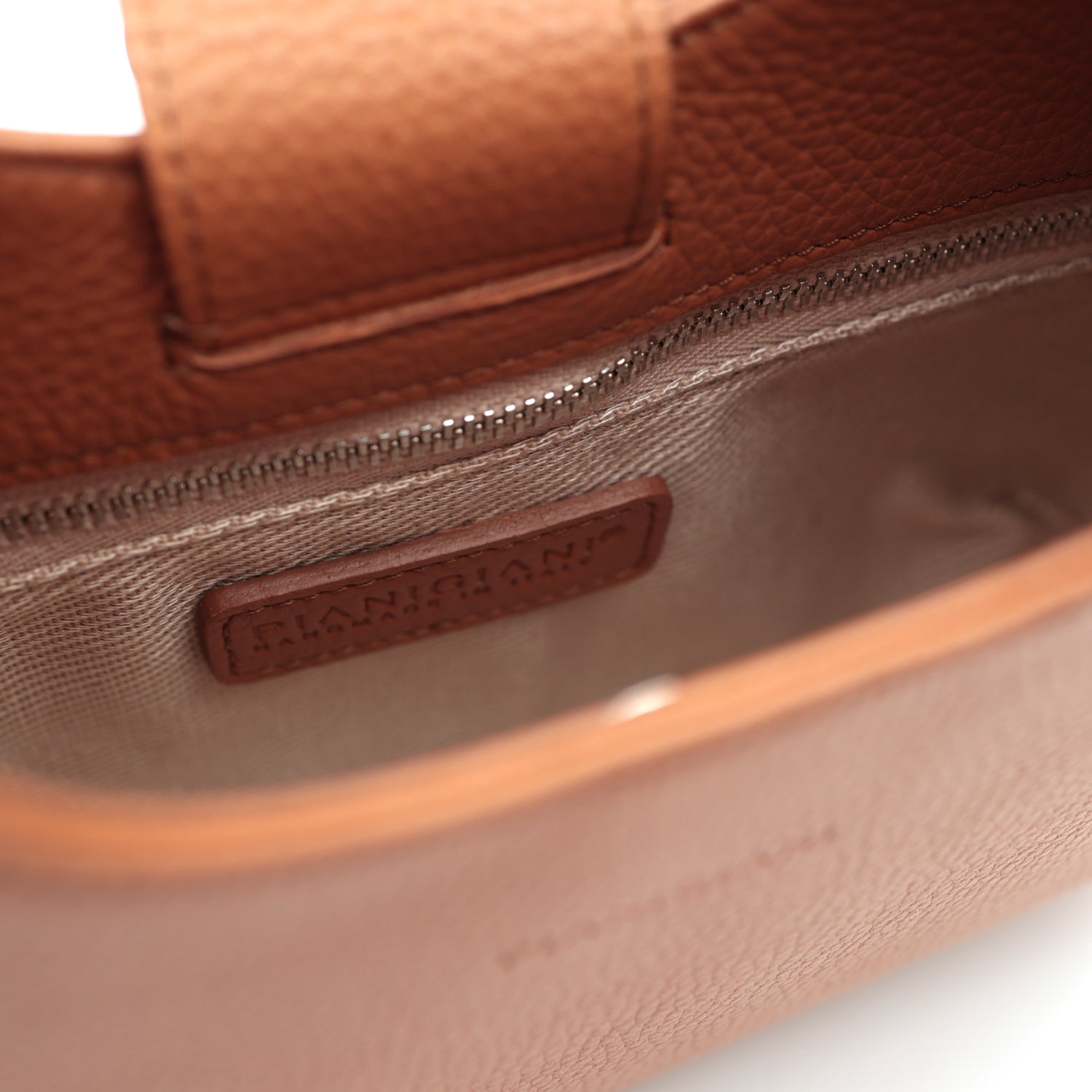 Mini Lou, borsa compatta da donna a tracolla, realizzata in pelle martellata caramello, con lavorazione artigianale firmata Pianigiani Bags