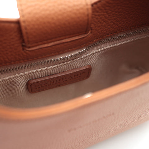 Mini Lou, borsa compatta da donna a tracolla, realizzata in pelle martellata caramello, con lavorazione artigianale firmata Pianigiani Bags