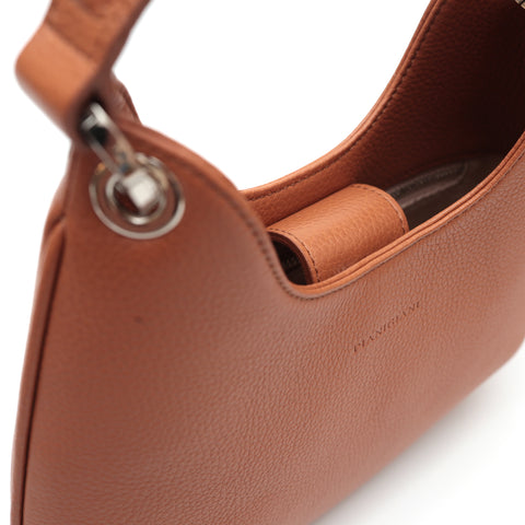 Mini Lou, borsa compatta da donna a tracolla, realizzata in pelle martellata caramello, con lavorazione artigianale firmata Pianigiani Bags