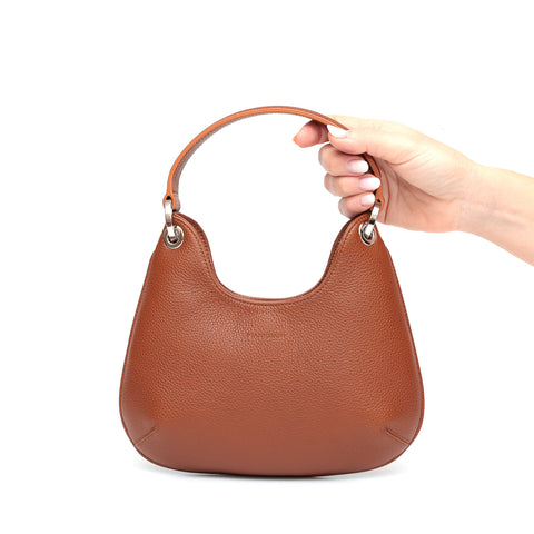 Mini Lou, borsa compatta da donna a tracolla, realizzata in pelle martellata marrone, con lavorazione artigianale firmata Pianigiani Bags.