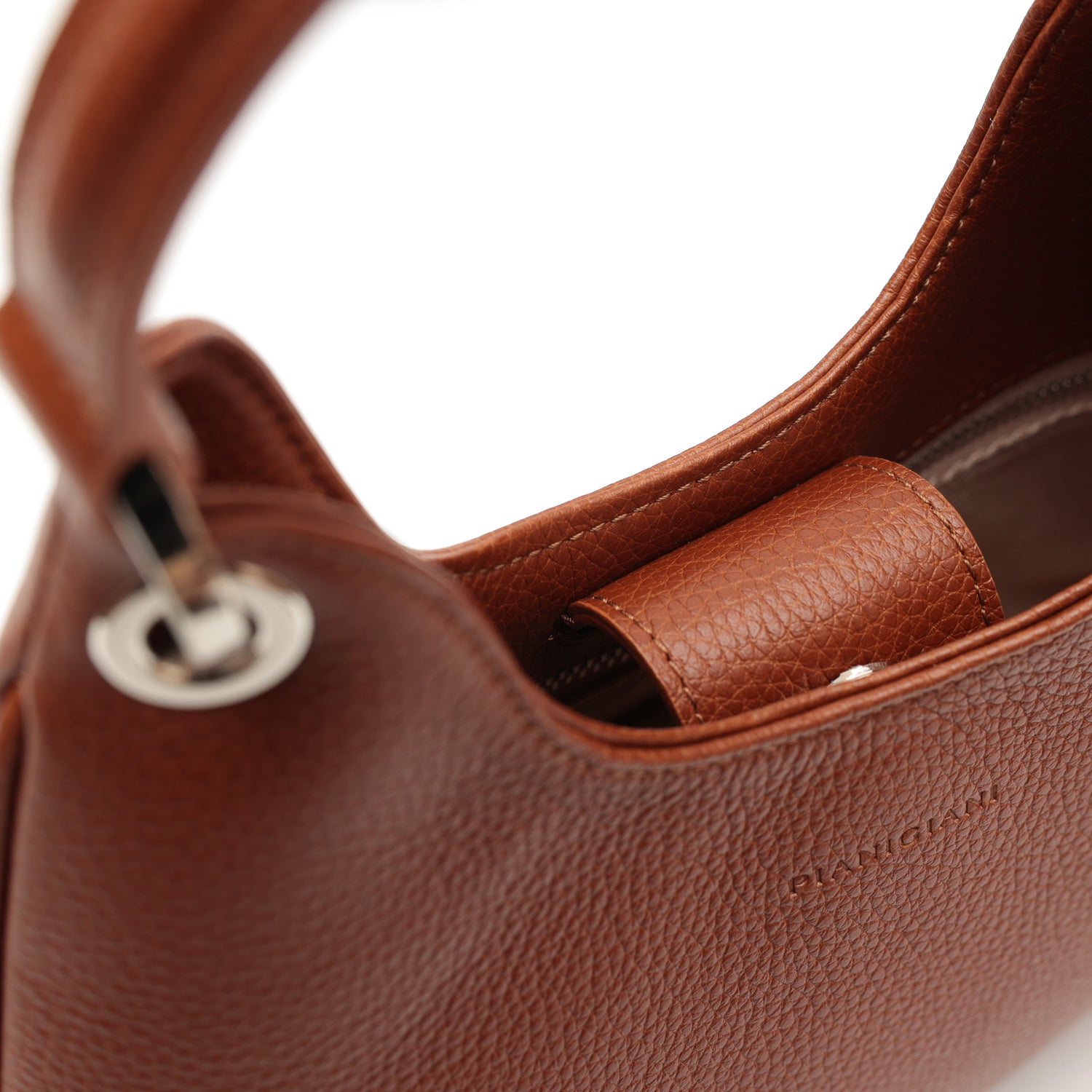 Mini Lou, borsa compatta da donna a tracolla, realizzata in pelle martellata marrone, con lavorazione artigianale firmata Pianigiani Bags.