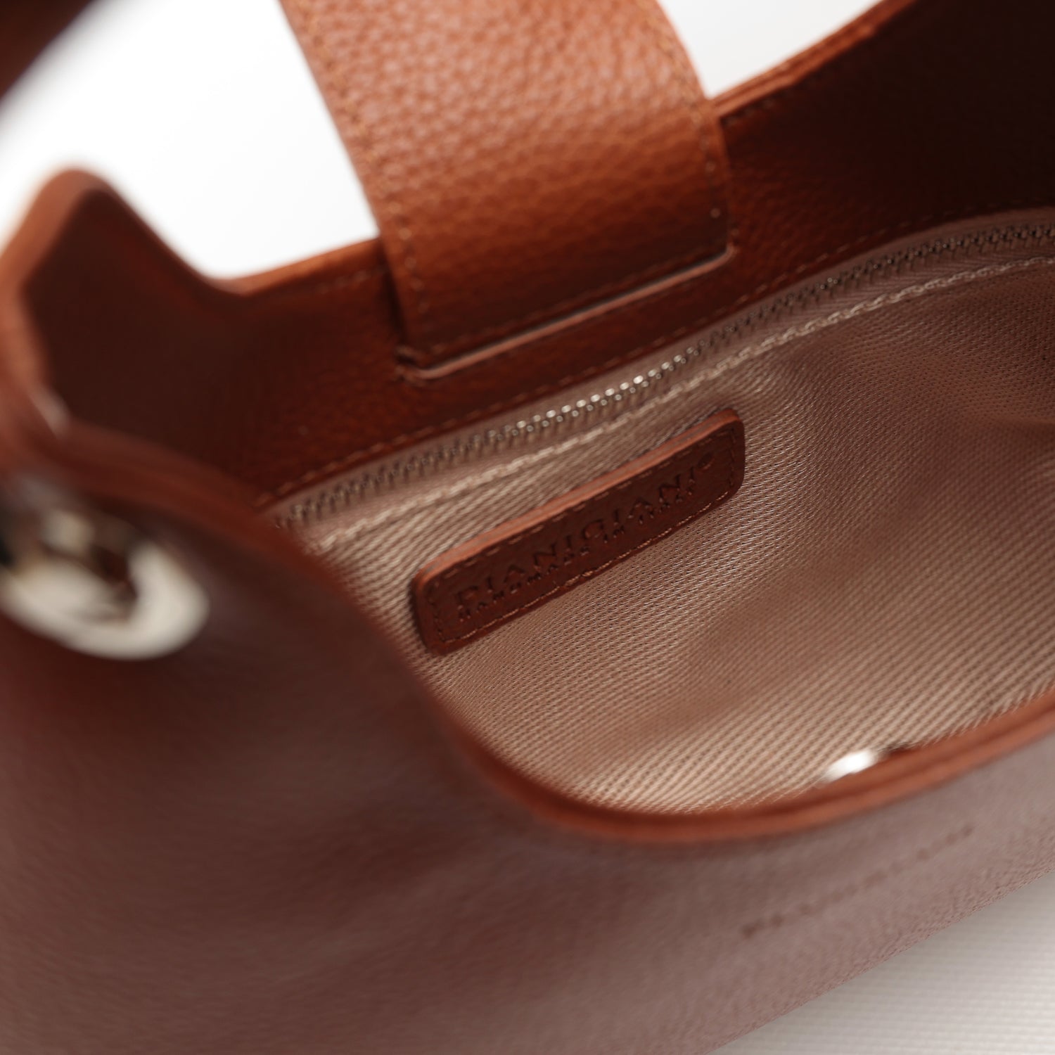 Mini Lou, borsa compatta da donna a tracolla, realizzata in pelle martellata marrone, con lavorazione artigianale firmata Pianigiani Bags.