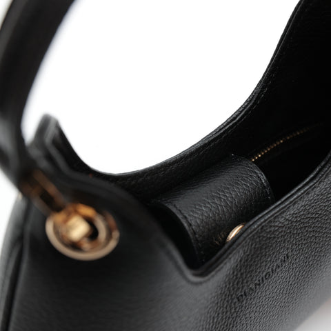 Borsa Mini Lou in pelle martellata nera, da portare a mano o con la comoda tracolla, prodotta da Pianigiani leather bags.