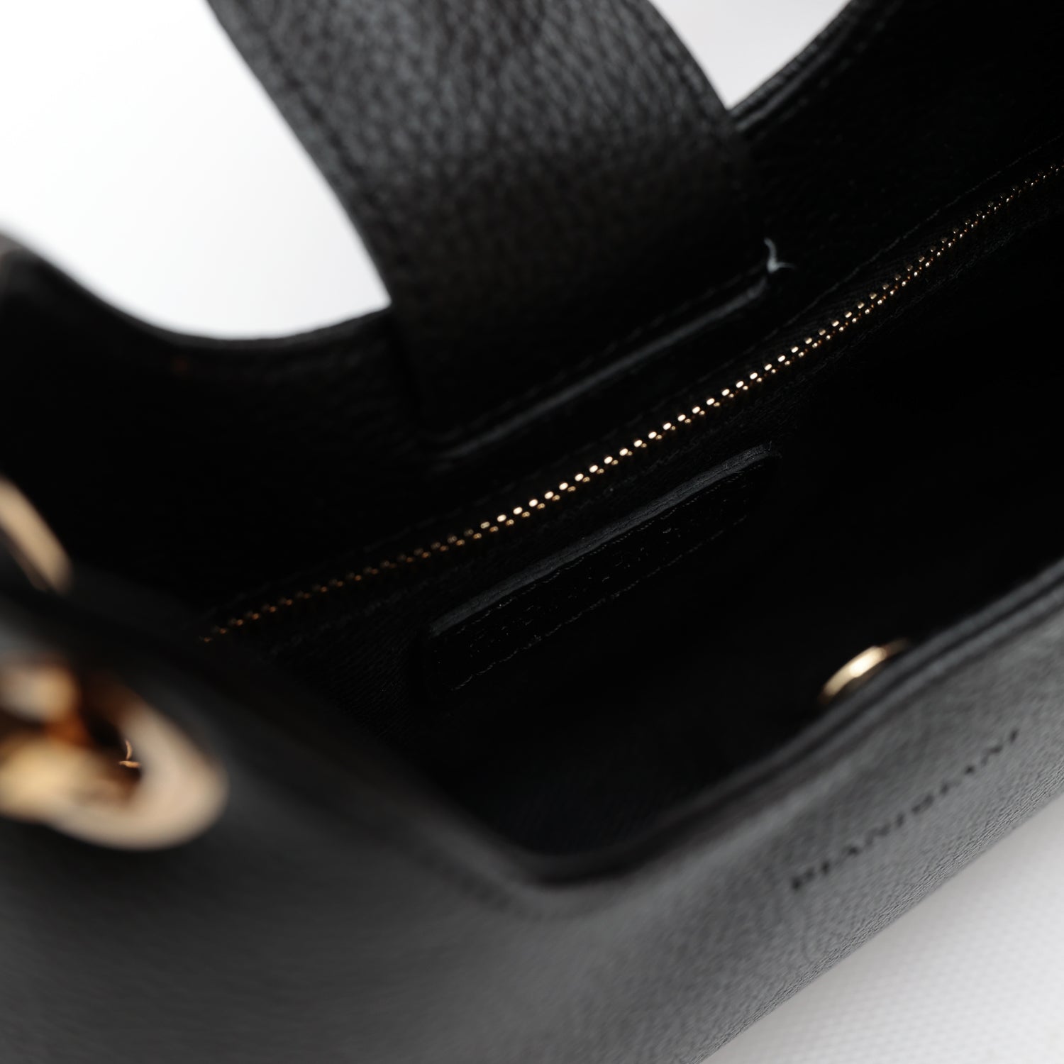 Borsa Mini Lou in pelle martellata nera, da portare a mano o con la comoda tracolla, prodotta da Pianigiani leather bags.