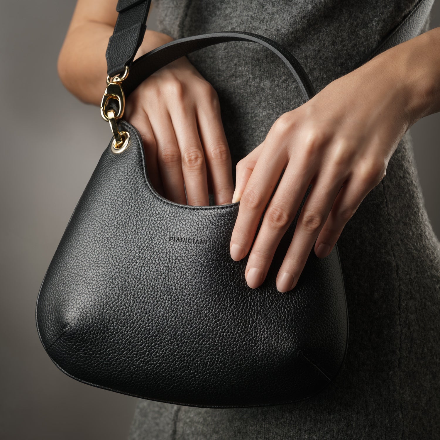 Borsa Mini Lou in pelle martellata nera, da portare a mano o con la comoda tracolla, prodotta da Pianigiani leather bags.