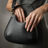 Borsa Mini Lou in pelle martellata nera, da portare a mano o con la comoda tracolla, prodotta da Pianigiani leather bags.