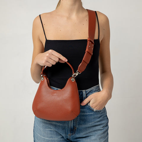 Mini Lou, borsa compatta da donna a tracolla, realizzata in pelle martellata color ruggine, con lavorazione artigianale firmata Pianigiani Bags.