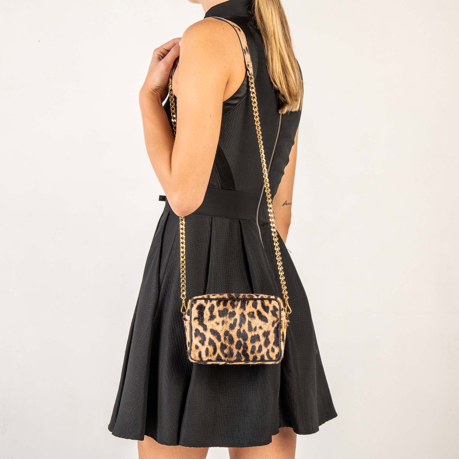 Miss bag misura piccola, borsa da donna a tracolla in pelle maculata e laccio con catena color oro, prodotta in Italia da Pianigiani Bags.