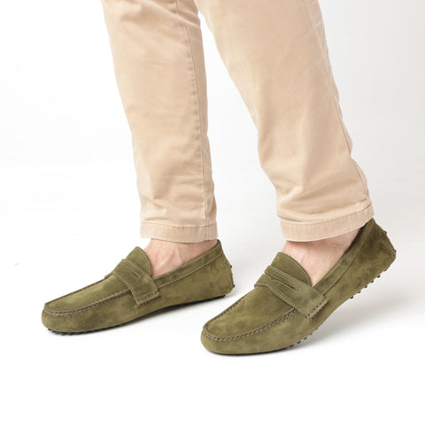 Mocassino da uomo in morbida pelle scamosciata verde, fatto a mano presso Pianigiani Bags.