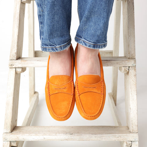 Mocassini da donna in pelle scamosciata arancio, fatto a mano presso Pianigiani Bags.