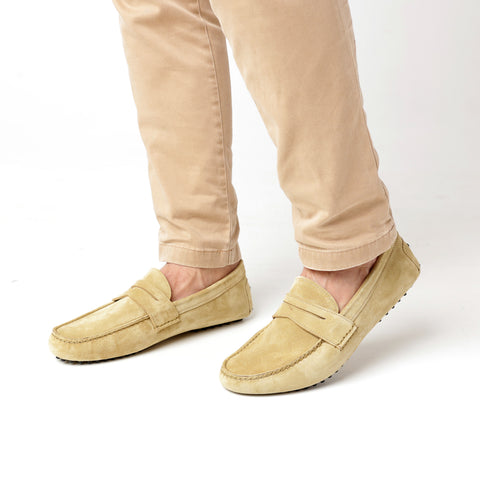 Mocassino da uomo in morbida pelle scamosciata beige, fatto a mano presso Pianigiani Bags.