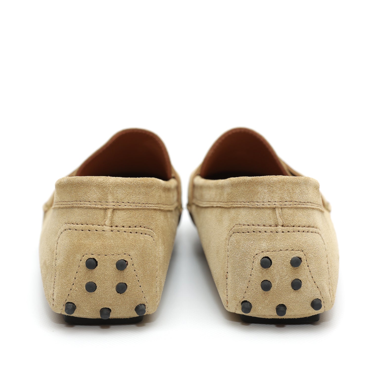 Mocassino da uomo in morbida pelle scamosciata beige, fatto a mano presso Pianigiani Bags.