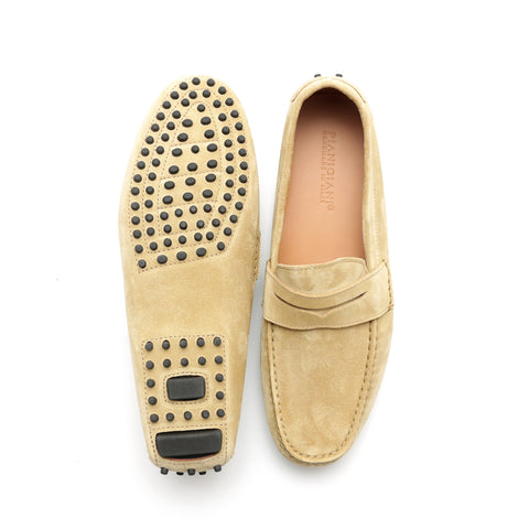 Mocassino da uomo in morbida pelle scamosciata beige, fatto a mano presso Pianigiani Bags.