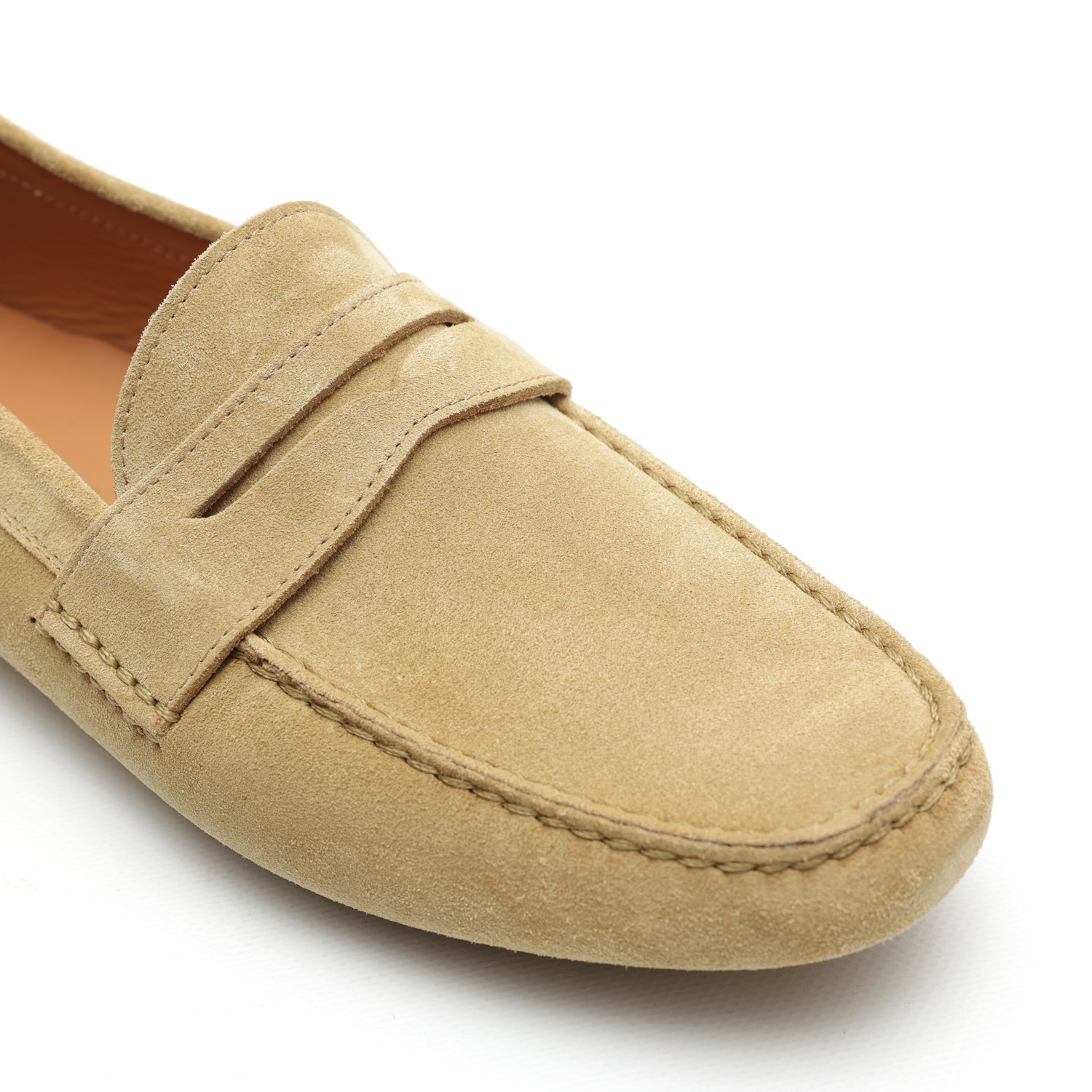 Mocassino da uomo in morbida pelle scamosciata beige, fatto a mano presso Pianigiani Bags.