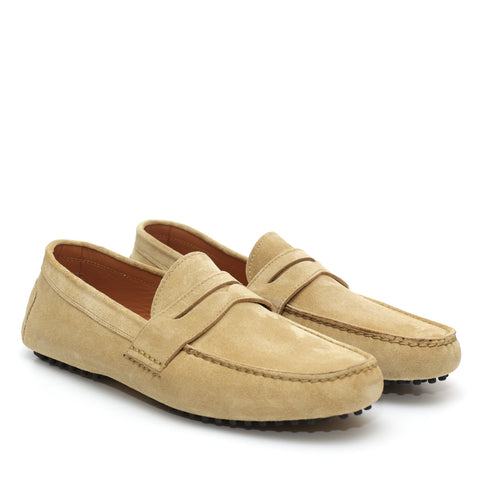 Mocassino da uomo in morbida pelle scamosciata beige, fatto a mano presso Pianigiani Bags.