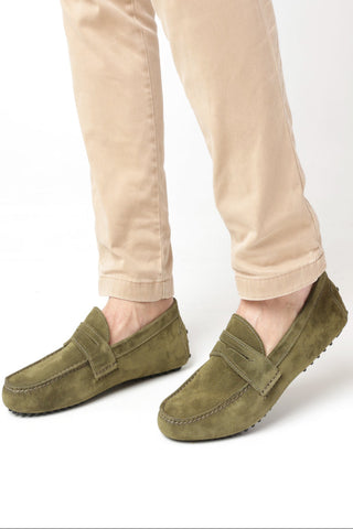 Mocassino da uomo in morbida pelle scamosciata verde, fatto a mano presso Pianigiani Bags.