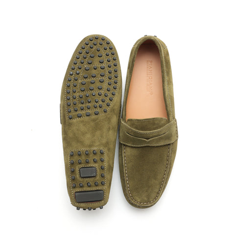 Mocassino da uomo in morbida pelle scamosciata verde, fatto a mano presso Pianigiani Bags.