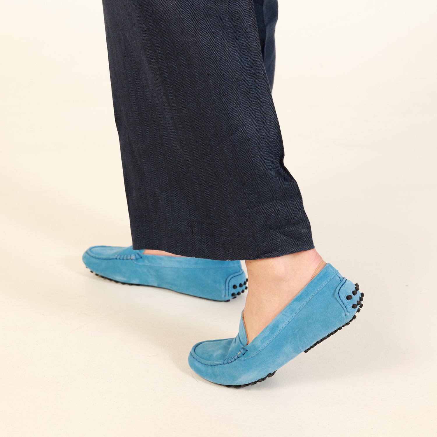 Mocassino da donna scamosciato denim, modello gommino. Prodotto in Italia.