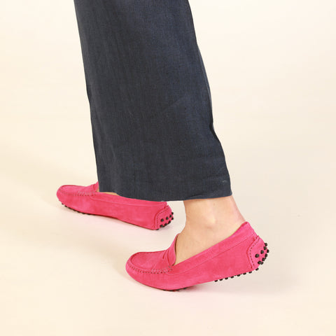 Mocassino da donna scamosciato rosa, modello gommino. Prodotto in Italia.