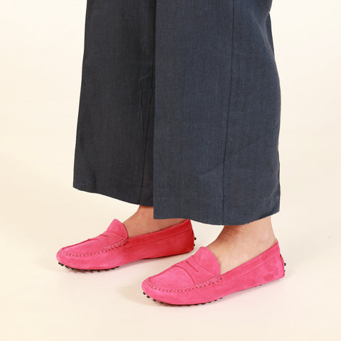 Mocassino da donna scamosciato rosa, modello gommino. Prodotto in Italia.